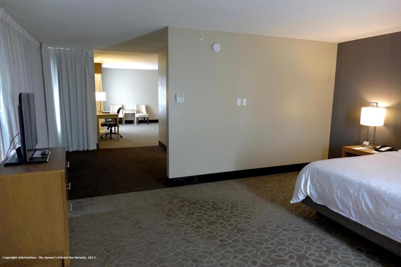 Holiday Inn Express & Suites Oshawa Downtown - Toronto Area By Ihg Exterior foto
