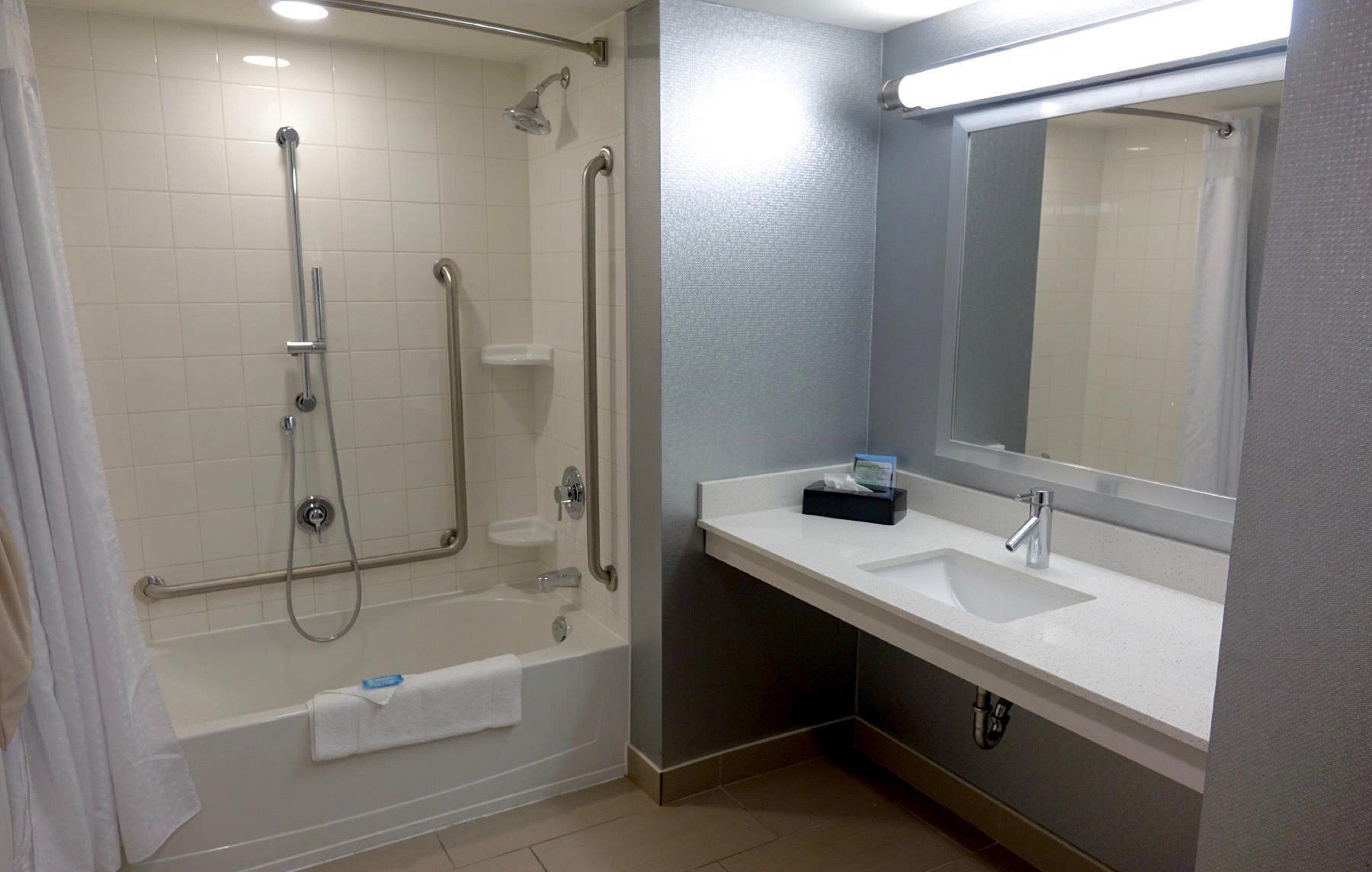Holiday Inn Express & Suites Oshawa Downtown - Toronto Area By Ihg Exterior foto