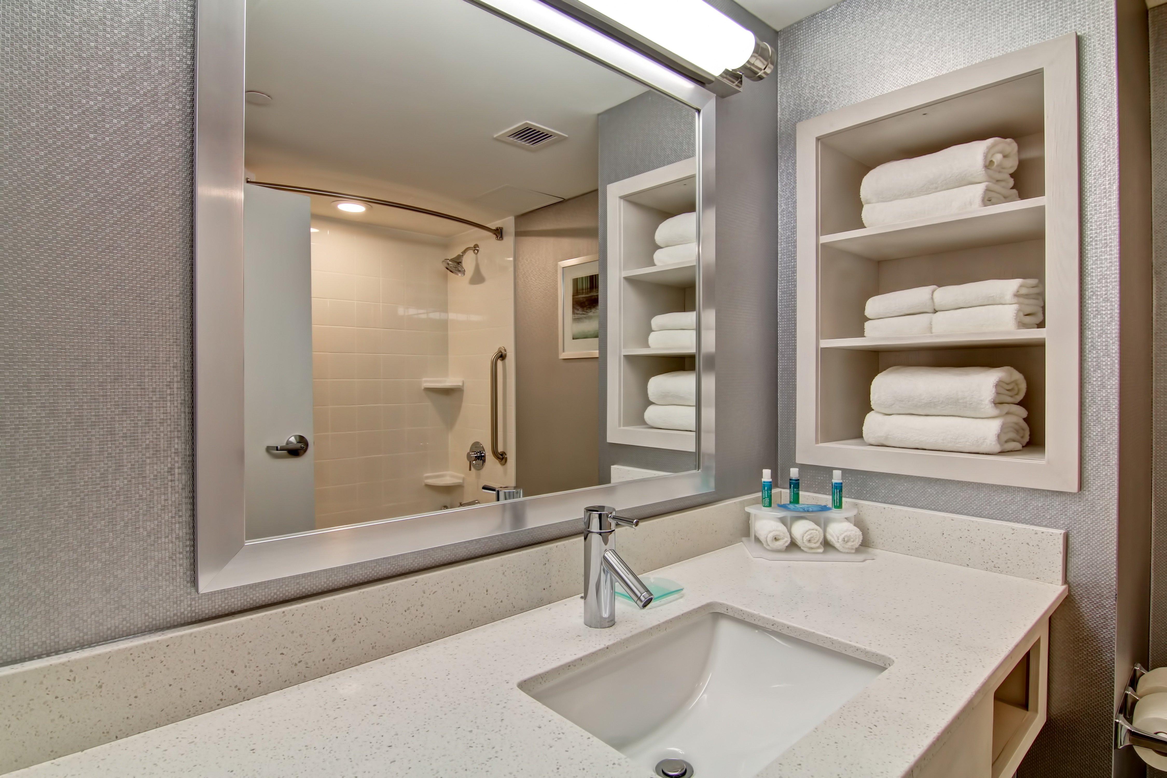Holiday Inn Express & Suites Oshawa Downtown - Toronto Area By Ihg Exterior foto