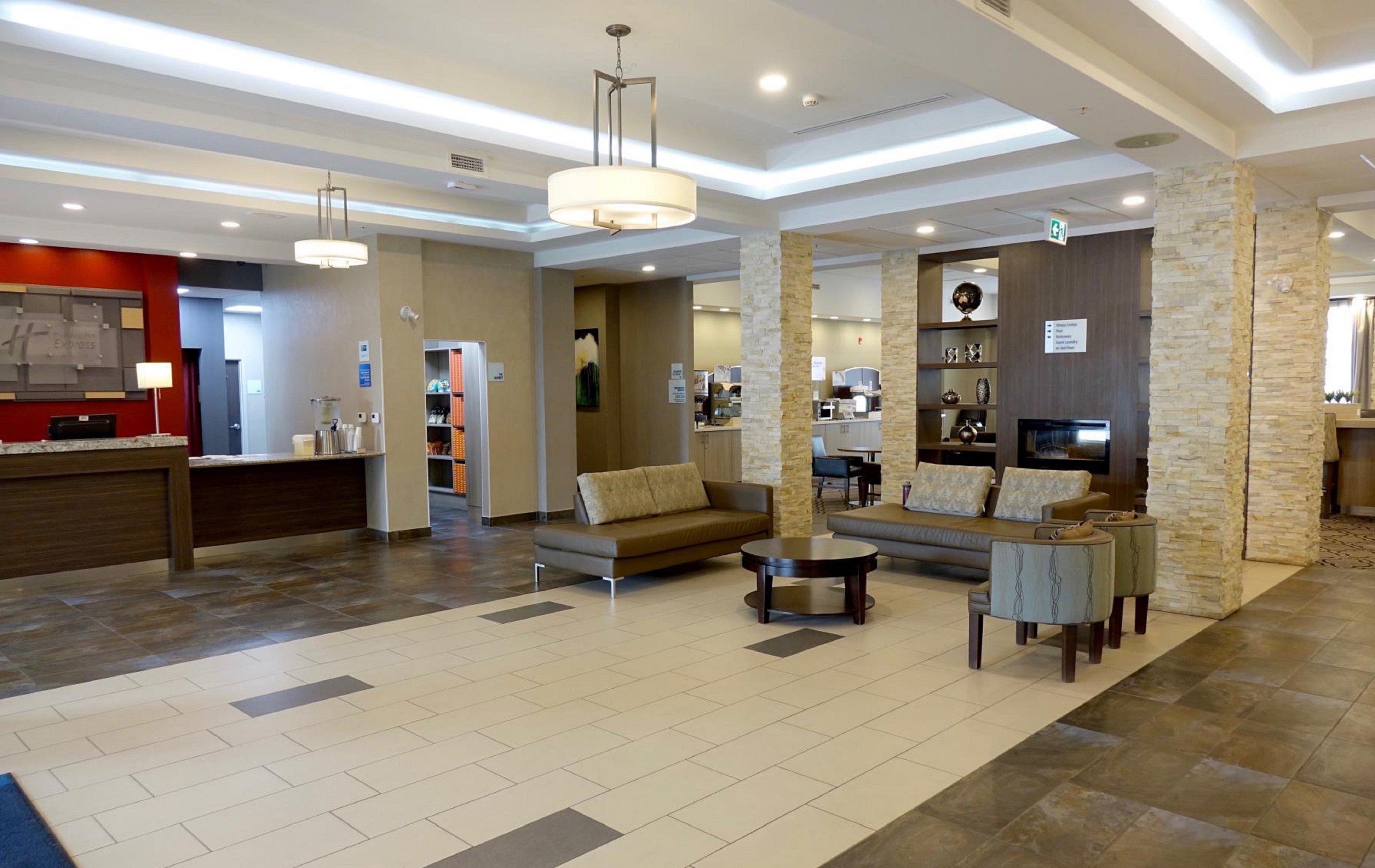 Holiday Inn Express & Suites Oshawa Downtown - Toronto Area By Ihg Exterior foto