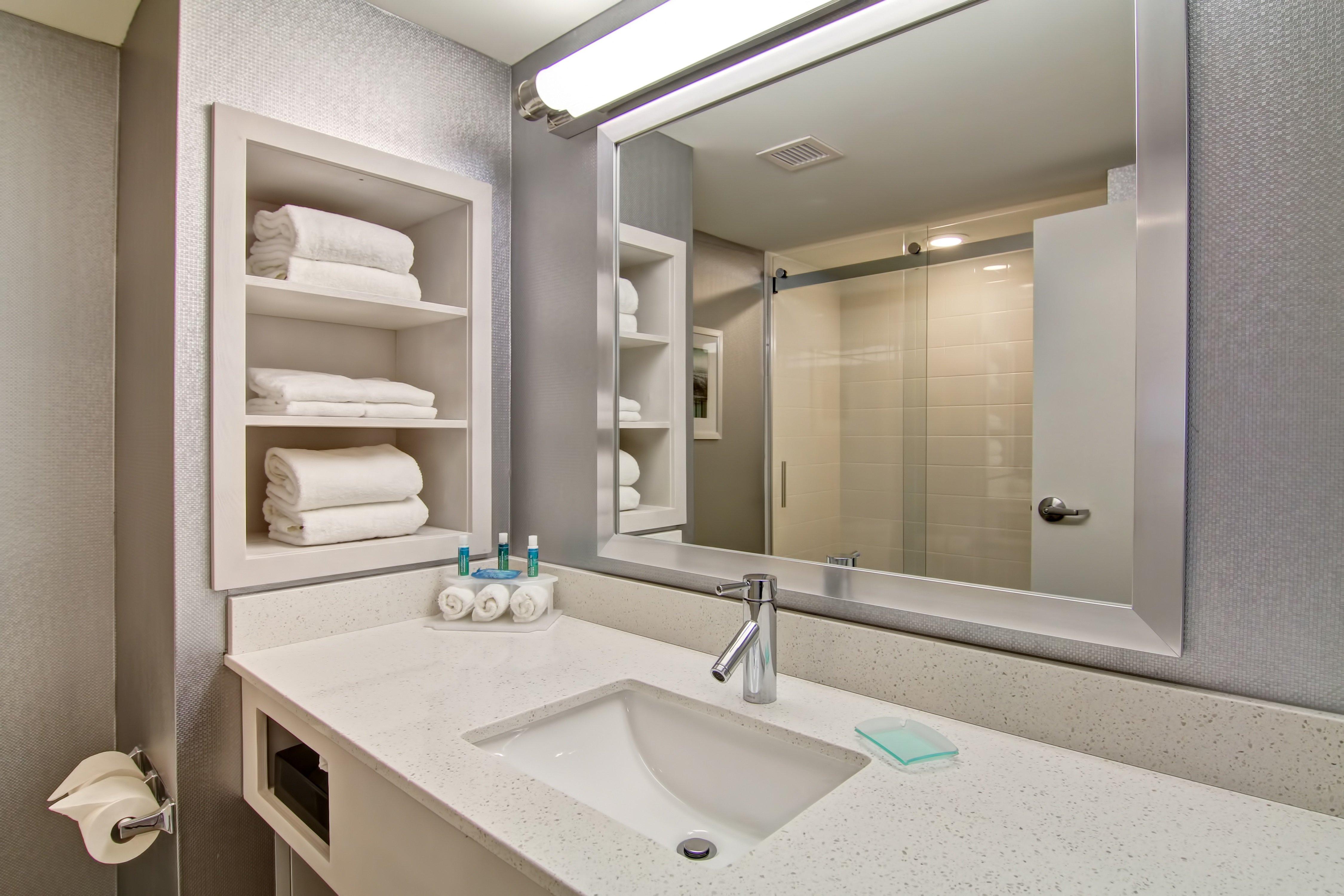 Holiday Inn Express & Suites Oshawa Downtown - Toronto Area By Ihg Exterior foto