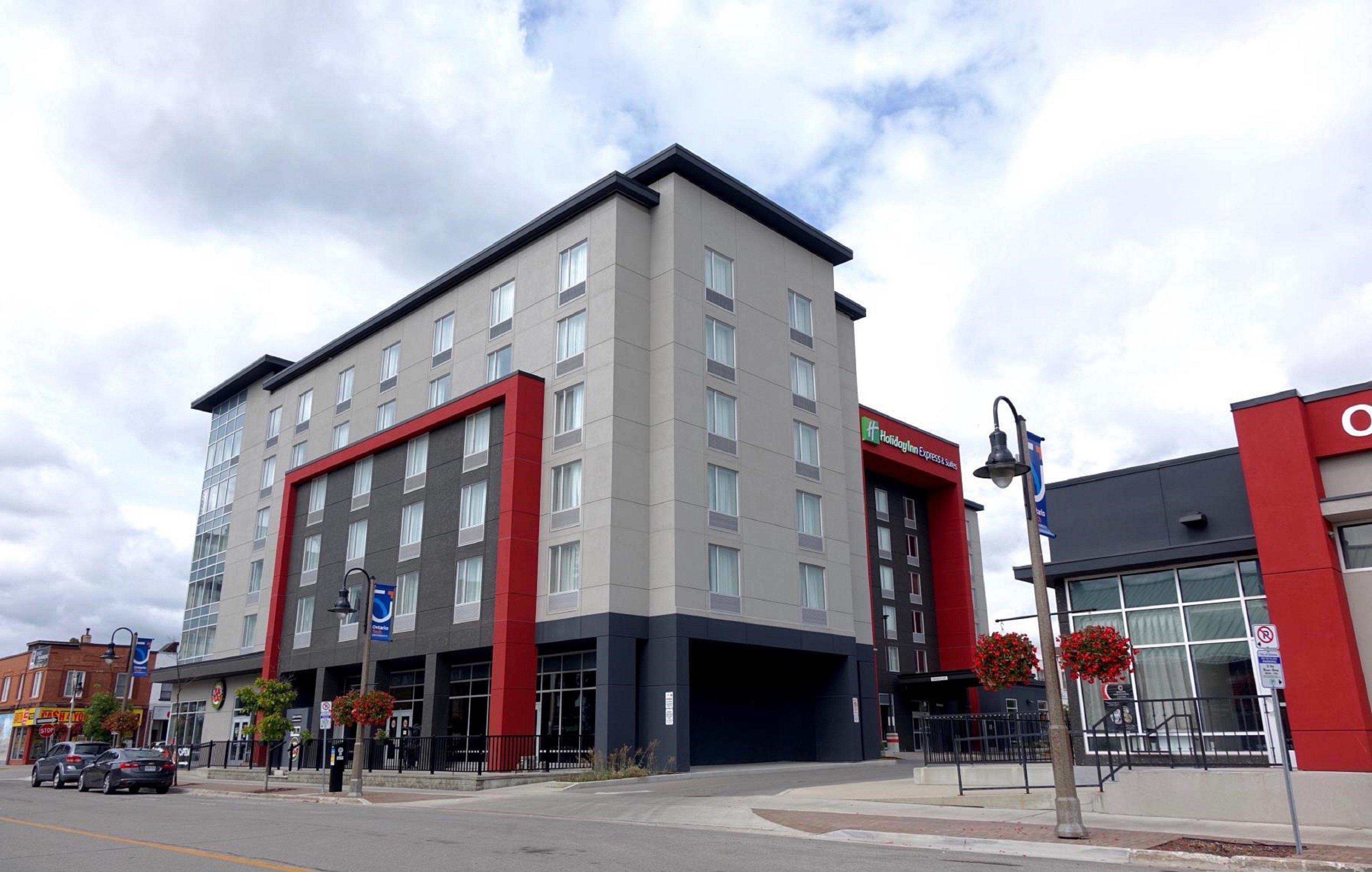 Holiday Inn Express & Suites Oshawa Downtown - Toronto Area By Ihg Exterior foto